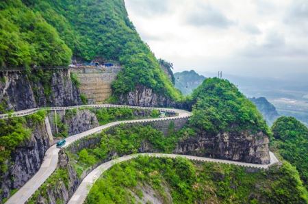 一道震惊世界的奇观，著名的天门山盘山公路