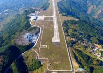 最震撼的广西河池金城江机场，建在300米悬崖上