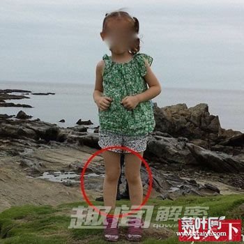 女童坟地旁拍照 背后现无身大脚（图）