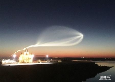 俄罗斯西部夜空现巨大白色光影 难道是UFO来袭？