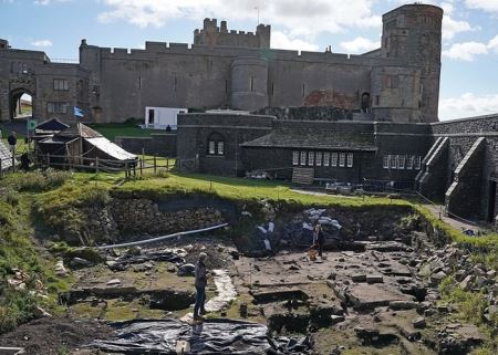 英国诺森伯兰郡城堡下发现2000年前罗马帝国时期“圆屋”（Roundhouse）遗址