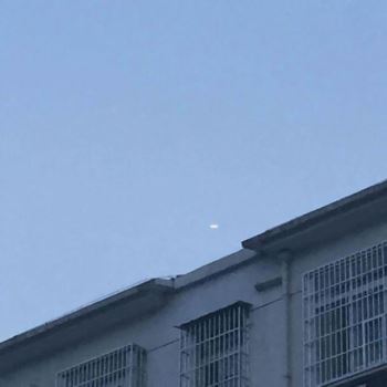 陕西上空现“UFO”带火飞行10分钟