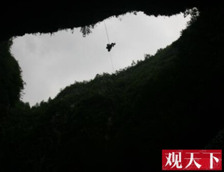 湖北利川天坑谜团,坑口直径3米多发出恶臭(腐烂棺木)