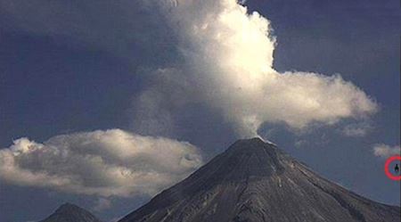 墨西哥科利马火山喷发，空中突然出现黑色“马型”UFO