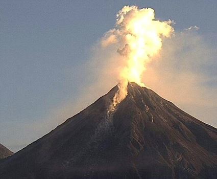 墨西哥科利马火山喷发，空中突然出现黑色“马型”UFO