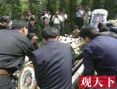 邓丽君死亡的原因解析,脸上现巴掌印(死后三次托梦)