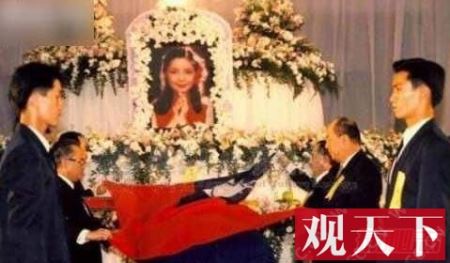 邓丽君死亡的原因解析,脸上现巴掌印(死后三次托梦)