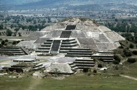 新发现的隧道位于月亮金字塔与邻接的月亮广场下方。 PHOTOGRAPHY BY MACDUFF EVERTON, NATIONAL GEOGRAPHIC CRE