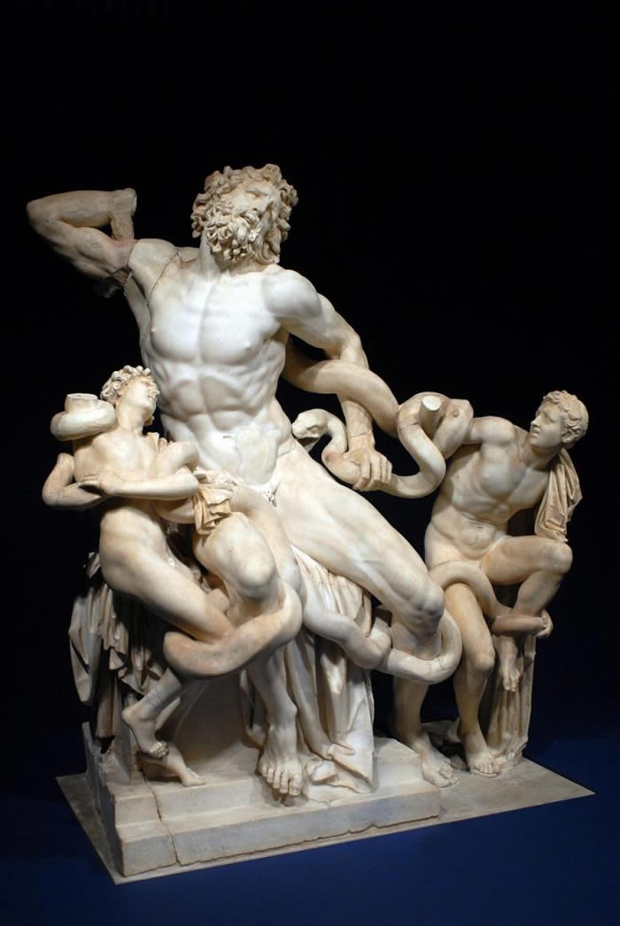 刻在大理石中：上面的人脸草图，看起来像是拉奥孔与儿子们（Laocoön and His Sons）石像中的人脸；这尊古希腊时代的石像是米开朗基罗的灵感