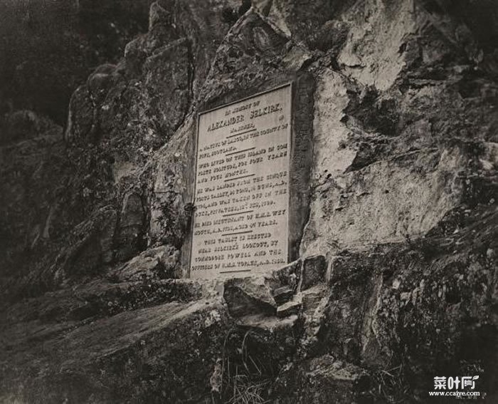 一面纪念赛尔科客漂流荒岛的石碑。 PHOTOGRAPH BY HARRIET CHALMERS ADAMS, NATIONAL GEOGRAPHIC CREAT