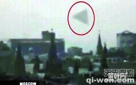 俄罗斯首都上空隐现巨型金字塔状UFO