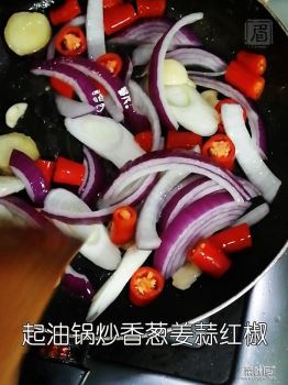 用呷哺呷哺小龙虾调味料制作简易麻辣香锅，配上米饭热乎乎的吃吧