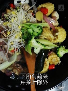 用呷哺呷哺小龙虾调味料制作简易麻辣香锅，配上米饭热乎乎的吃吧