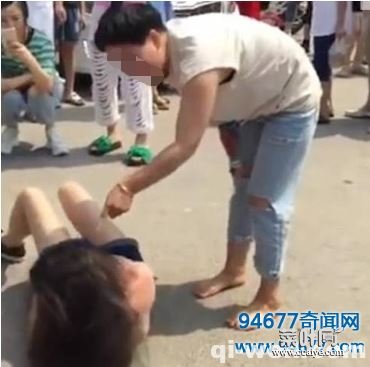 广场发生打架事件，3名女子殴打1名女子，路人只看不敢拦！