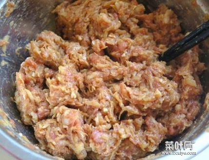 猪肉萝卜饺子的做法：花椒、八角和香叶开大火煮