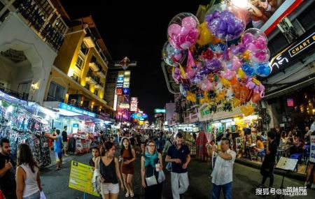 曼谷既现代又古老的城市，会让你沉迷于弄巷的曲折悠闲之中