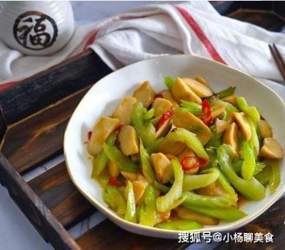 杏鲍菇炒芹菜营养价值高，常吃可以消食开胃、增强体质