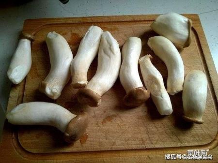 杏鲍菇炒芹菜营养价值高，常吃可以消食开胃、增强体质