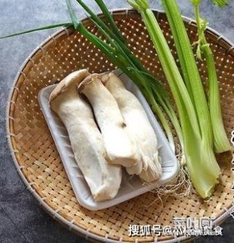 杏鲍菇炒芹菜营养价值高，常吃可以消食开胃、增强体质