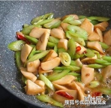 杏鲍菇炒芹菜营养价值高，常吃可以消食开胃、增强体质