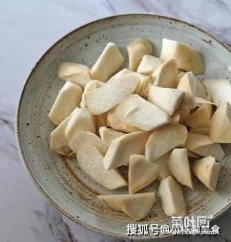 杏鲍菇炒芹菜营养价值高，常吃可以消食开胃、增强体质