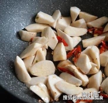 杏鲍菇炒芹菜营养价值高，常吃可以消食开胃、增强体质