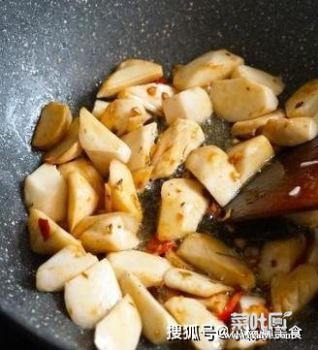 杏鲍菇炒芹菜营养价值高，常吃可以消食开胃、增强体质