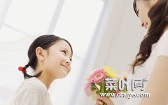 母爱温暖一座城：“面具妈妈”闹市举牌求整容