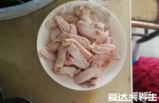 鸡脚筋是哪个部位，为鸡爪脚踝可以爆炒食用