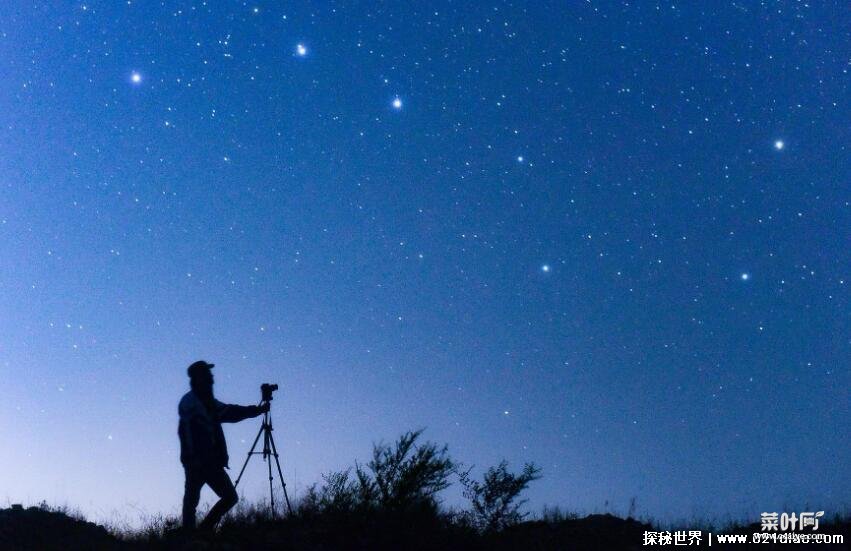 北斗七星图，排列形状宛若勺子(七颗星宿的寓意解析)