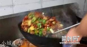 厨师炒菜时为何要抛翻菜，是为更加入味吗？？