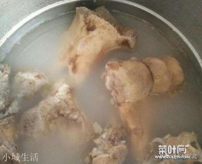 牛骨头汤如何炖得汤清有回甘，需要下什么配料？