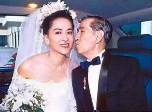 穿进豪门离婚现场 大佬每天都要离婚