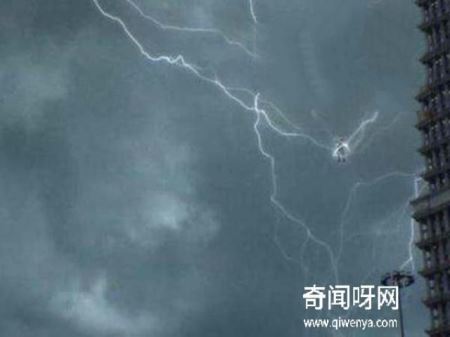 北京大雨渡劫仙人陨落，是真是假？PS技术