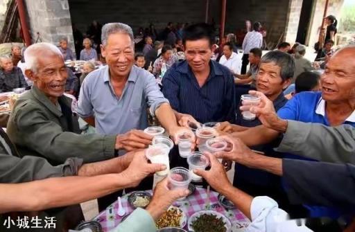 为什么有些农村人办酒席不愿去饭店，而是选择自家摆呢？