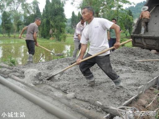 宅基地拆迁老大坐老家，老二外面住，老二分老家怎么办？