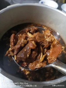 土豆炖牛肉是用熟牛肉是真的吗？怎么做好吃？