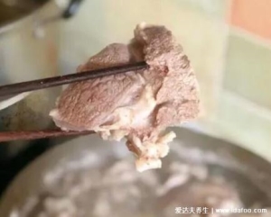 炖羊肉不能少的四种调料，料酒/盐/桂皮/枸杞/？忌讳放两种调料