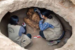 秘鲁首都利马附近出土800年历史保存完好的木乃伊 全身被绑双手捂脸屈膝