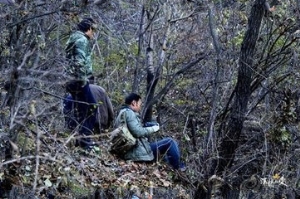 兄弟三人深山探险误进鬼村，两人因财色突然失踪