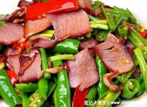 腊肉炒什么好吃，可以炒芹菜胡萝卜/蒜苗/尖椒/蒜苔(蒜苗不是蒜苔)