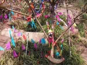 探索云南祥云傈僳族祭龙求雨--用各种颜色的纸、布和竹片扎成了许多大大小小、神态各异的龙