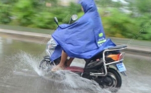 为何下雨天容易摔跤？下雨天电动车打滑怎么回事？(3)