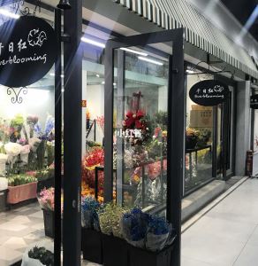 北京花市（上） 如果你不满足于在花店里选购鲜花，那么周末有闲暇时间的时候逛逛花市也是非常轻松惬意