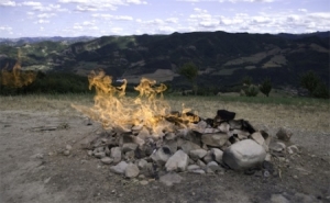 世界上最小的火山 围在布斯卡火山旁边如同篝火晚会