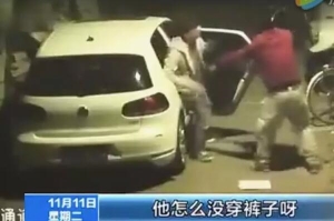 男女车内亲热时遭遇抢劫 男子逃跑后女子被劫色