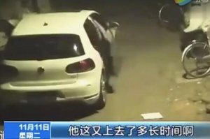 男女车内亲热时遭遇抢劫 男子逃跑后女子被劫色