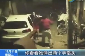 男女车内亲热时遭遇抢劫 男子逃跑后女子被劫色