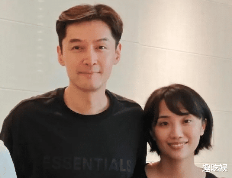 胡歌和老婆正面照曝光，同穿黑色系情侣装，小11岁、身高差太萌