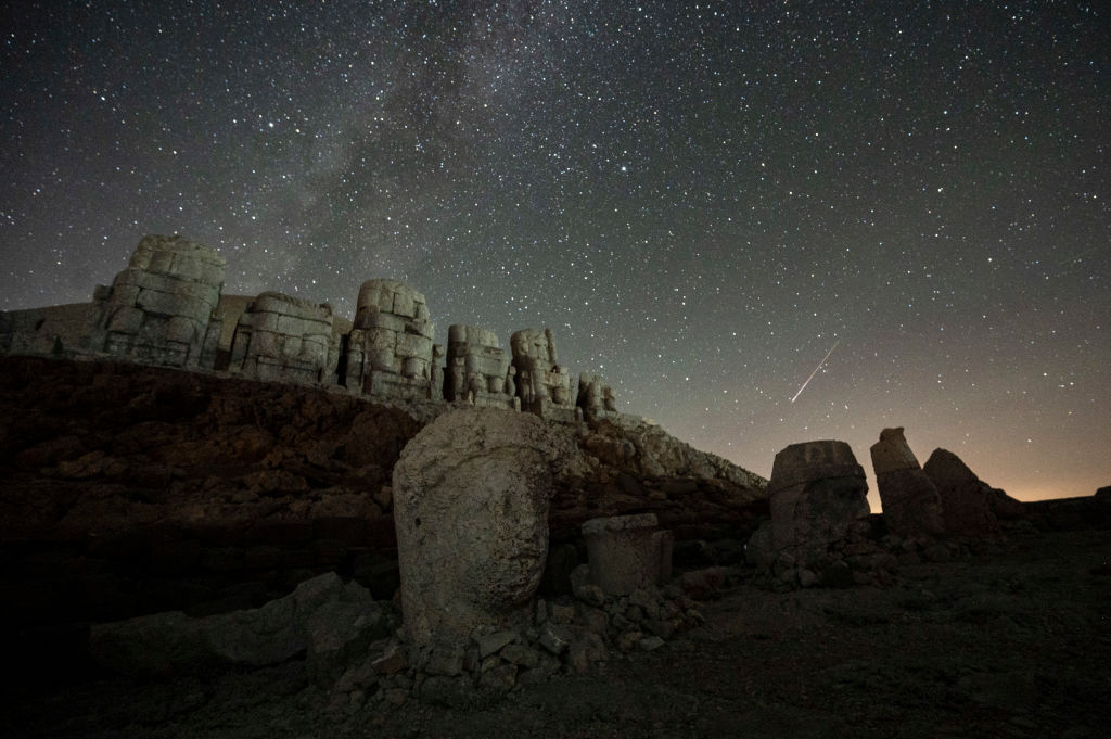 罕见的英仙座流星雨和北极光让全世界的观星者兴奋不已